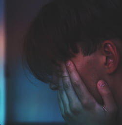 Jeune-homme mains sur tempes